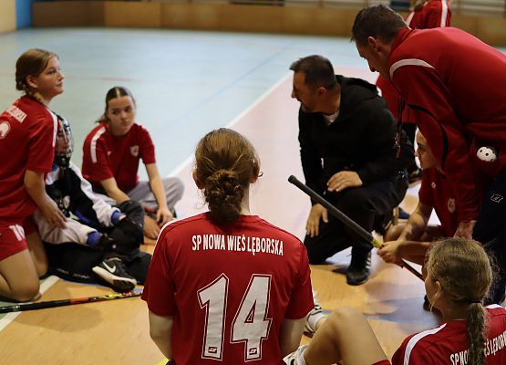 zawodniczki z trenerem