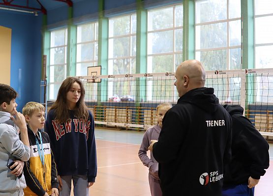 uczniowie z trenerem