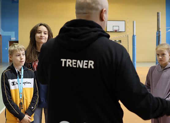 uczniowie z trenerem