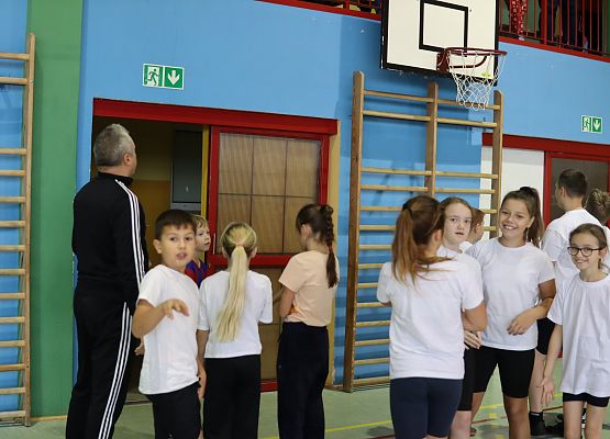 uczniowie z trenerem