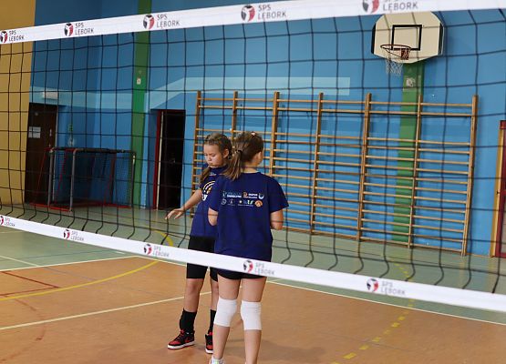 uczennice rozgrywają mecz