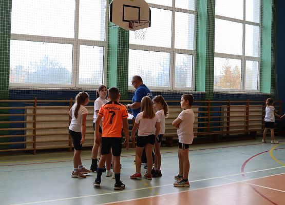 uczennice z trenerem