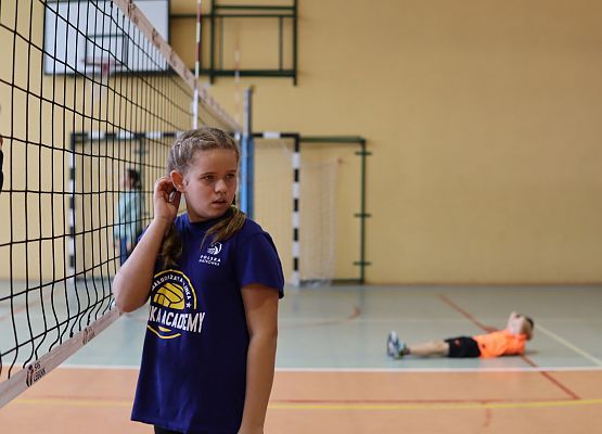 uczennice rozgrywają mecz