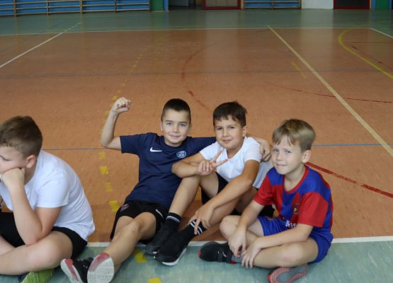 uczniowie odpoczywają