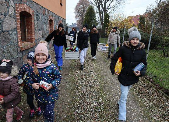 uczniowie w drodze do schroniska