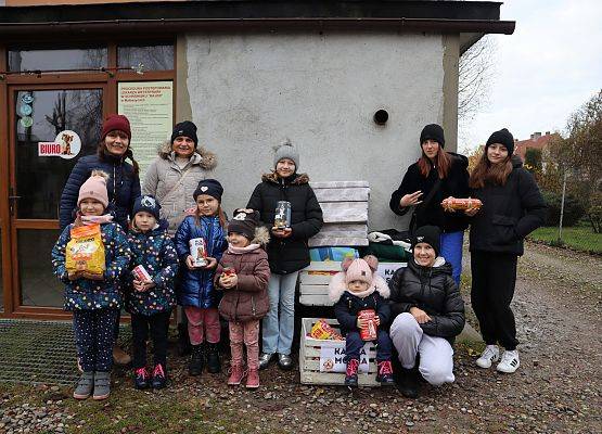 zdjęcie grupowe uczestników wizyty w schronisku