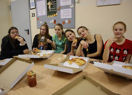 uczennice jedzą pizzę
