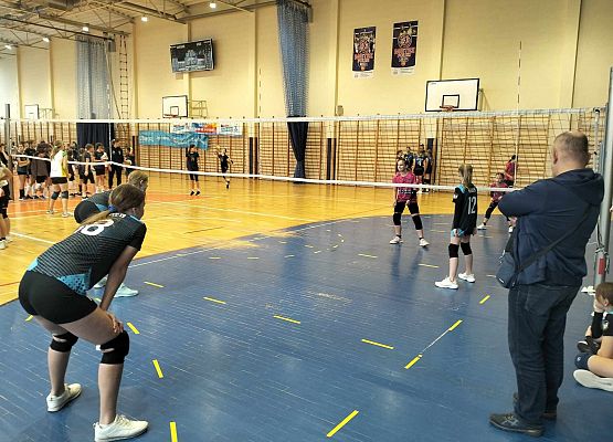 zawodniczki rozgrywają mecz