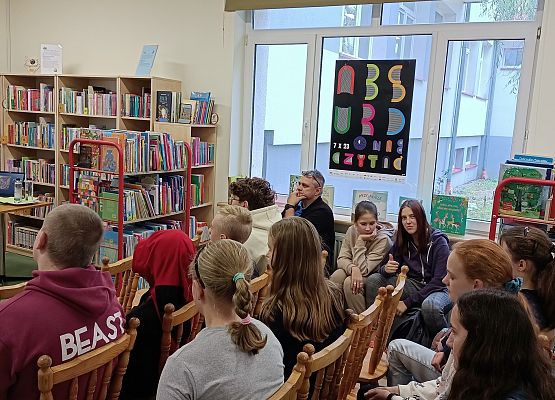 uczniowie na spotkaniu z autorką książki