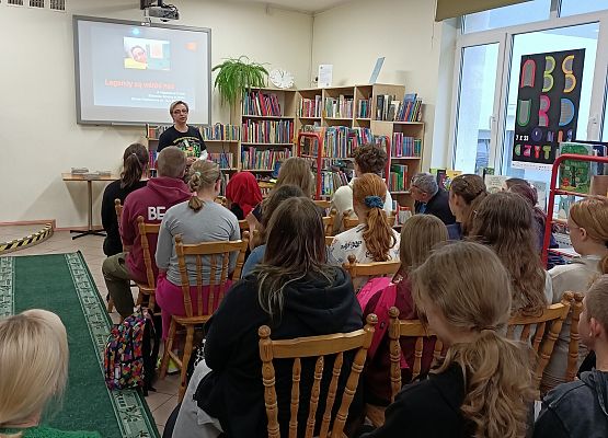 uczniowie na spotkaniu z autorką książki