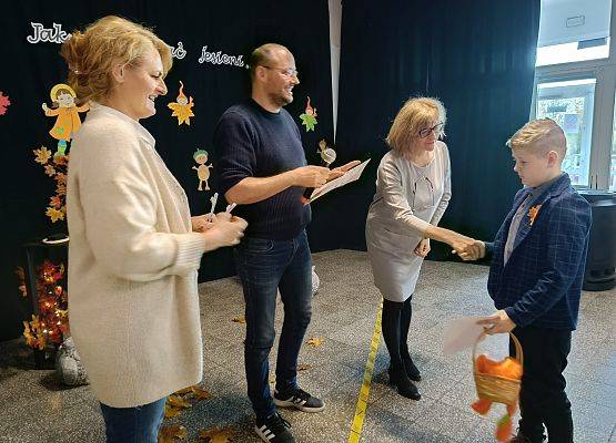 uczeń otrzymuje nagrodę