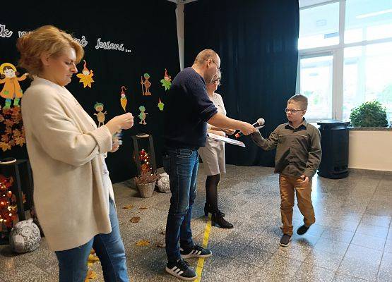 uczeń odbiera nagrodę