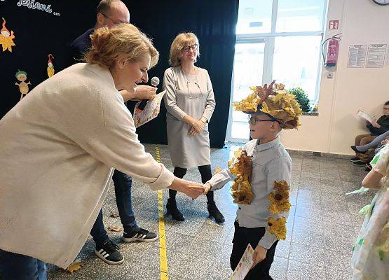 uczeń odbiera nagrodę