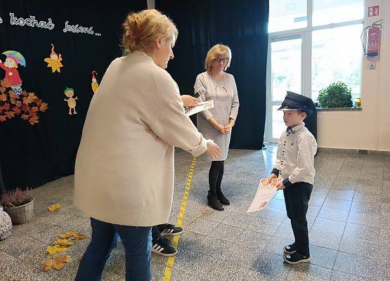 uczeń odbiera nagrodę
