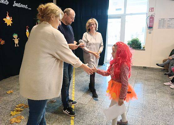 uczennica odbiera nagrodę