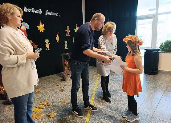 uczennica odbiera nagrodę