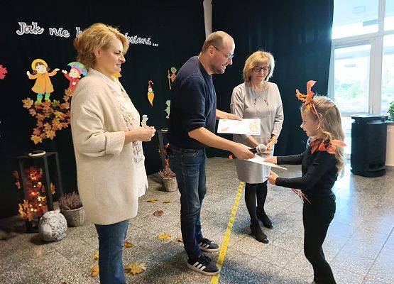 uczennica odbiera nagrodę