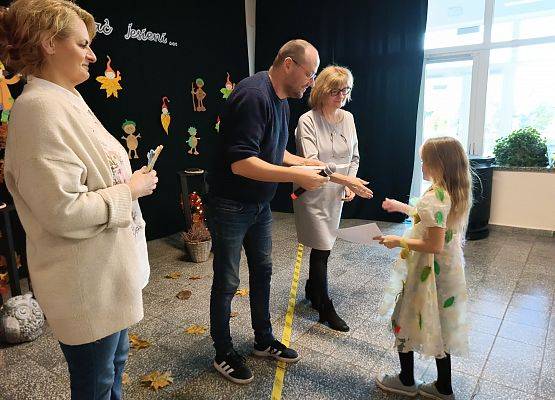 uczennica odbiera nagrodę