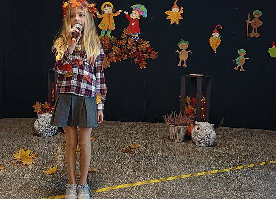 uczennica recytuje wiersz