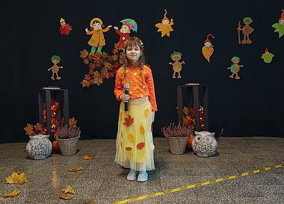 uczennica recytuje wiersz