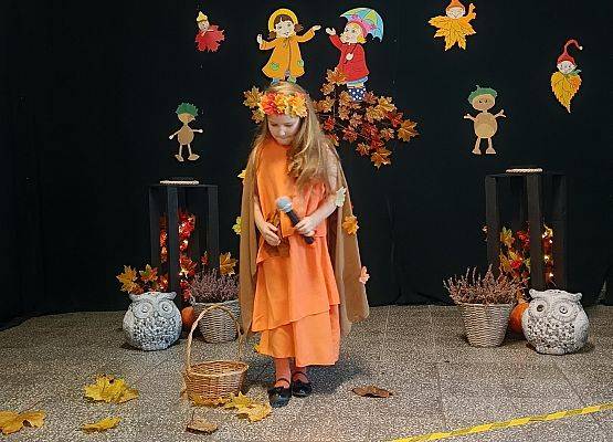 uczennica recytuje wiersz