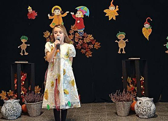 uczennica recytuje wiersz