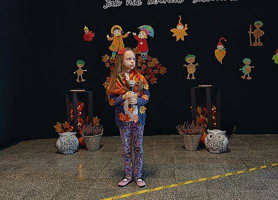 uczennica recytuje wiersz