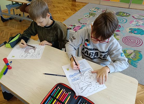 dzieci wykonują zadania