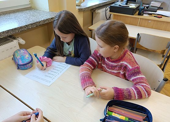 dzieci wykonują zadania