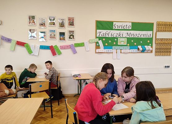 dzieci wykonują zadania