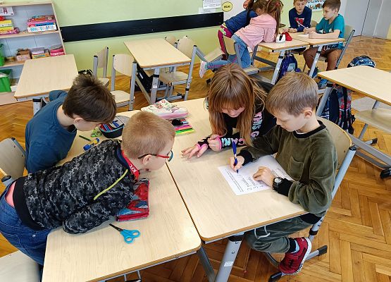 dzieci wykonują zadania