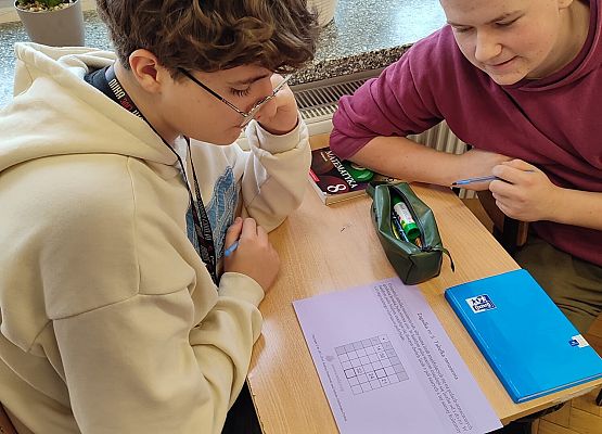 dzieci wykonują zadania