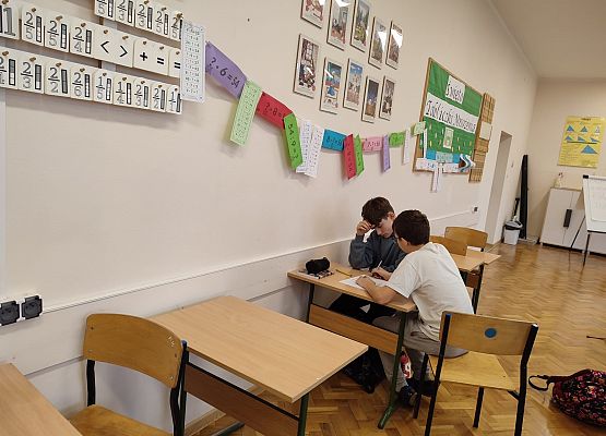 dzieci wykonują zadania