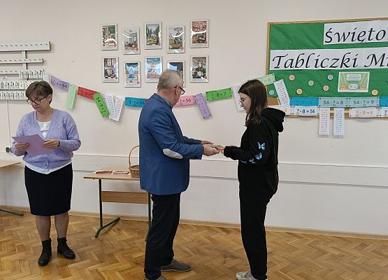 dyrektor wręcza uczennicy dyplom