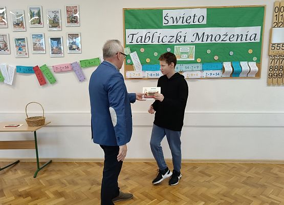 dyrektor wręcza uczniowi dyplom