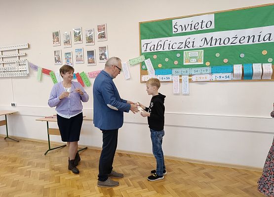 dyrektor wręcza uczniowi dyplom