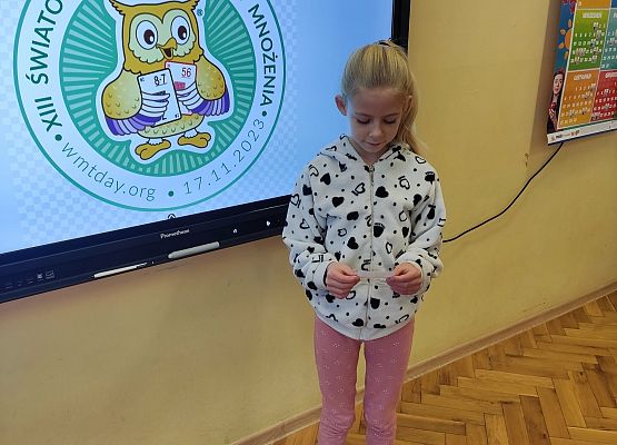 uczennica soi przy tablicy multimedialnej