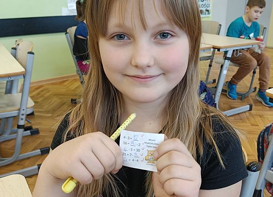 uczennica prezentuje wykonane zadanie