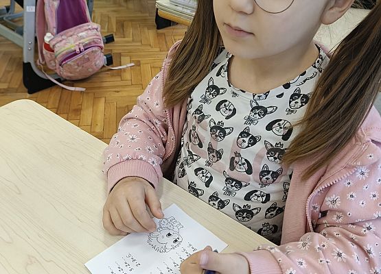 uczennica rozwiązuje zadanie