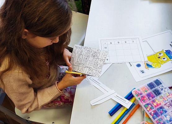 uczennica rozwiązuje zadanie