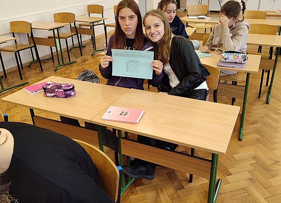 uczniowie rozwiązują zadania