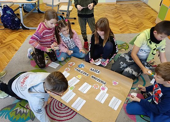 dzieci wykonują zadania