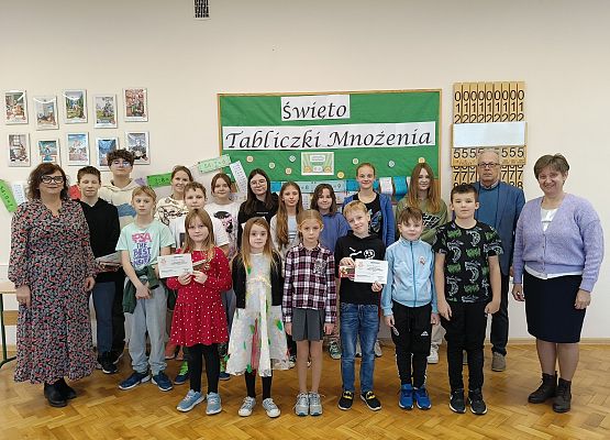 uczniowie stoją z nauczycielkami