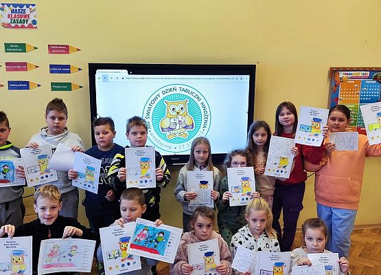 uczniowie prezentują dyplomy