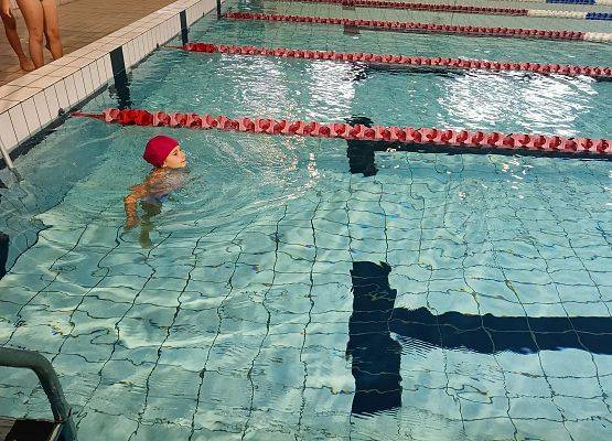 dziecko pływa w basenie