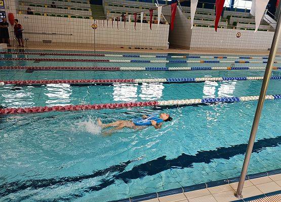 dziecko pływa w basenie