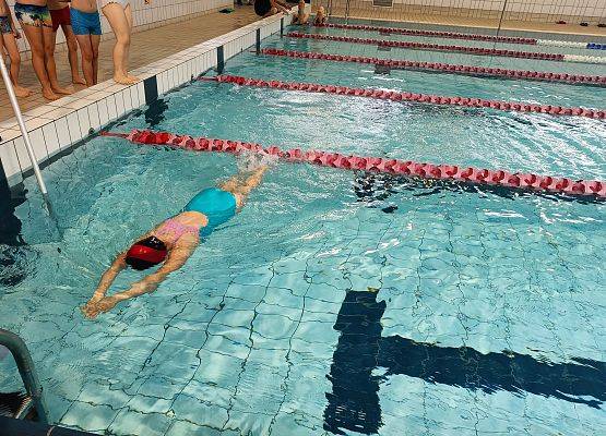 dziecko pływa w basenie