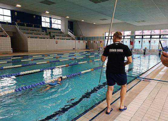 dziecko pływa w basenie