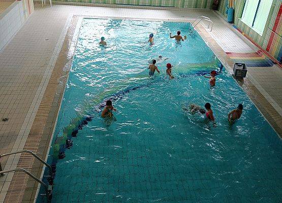 dzieci pływają w basenie