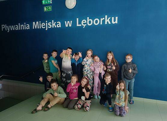 zdjęcie grupowe dzieci w budynku pływalni